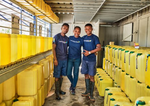 Cecilia, Stephanot and Life are in charge of one of Ranontsika's three kiosks. Between the three of them, tasks are well divided to better satisfy the customer. They are very busy during the dry periods, when demand increases. Cecilia has been kiosk manager since 2020.